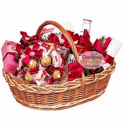 Подарочный набор в корзине "Шармель" с авторским букетом и большим количеством сладостей, фотография